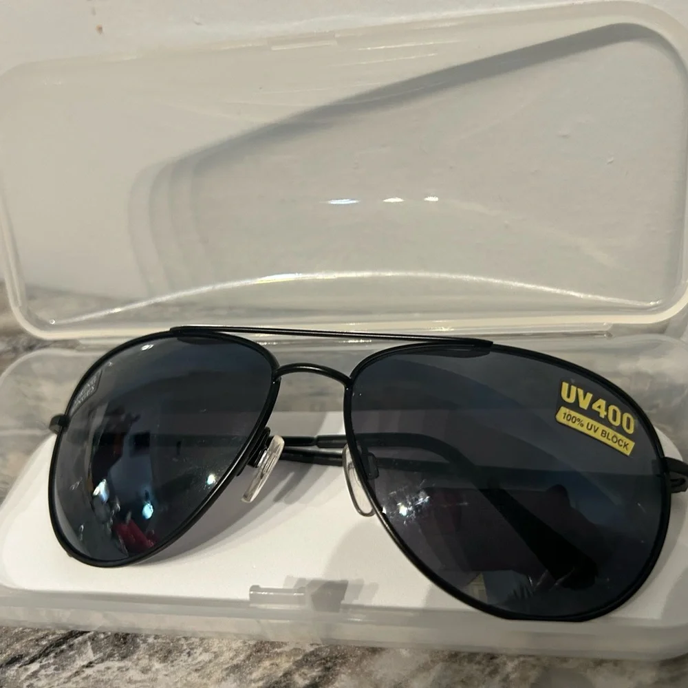 Stylish Black Aviator Sunglasses - Picture 8 of 9